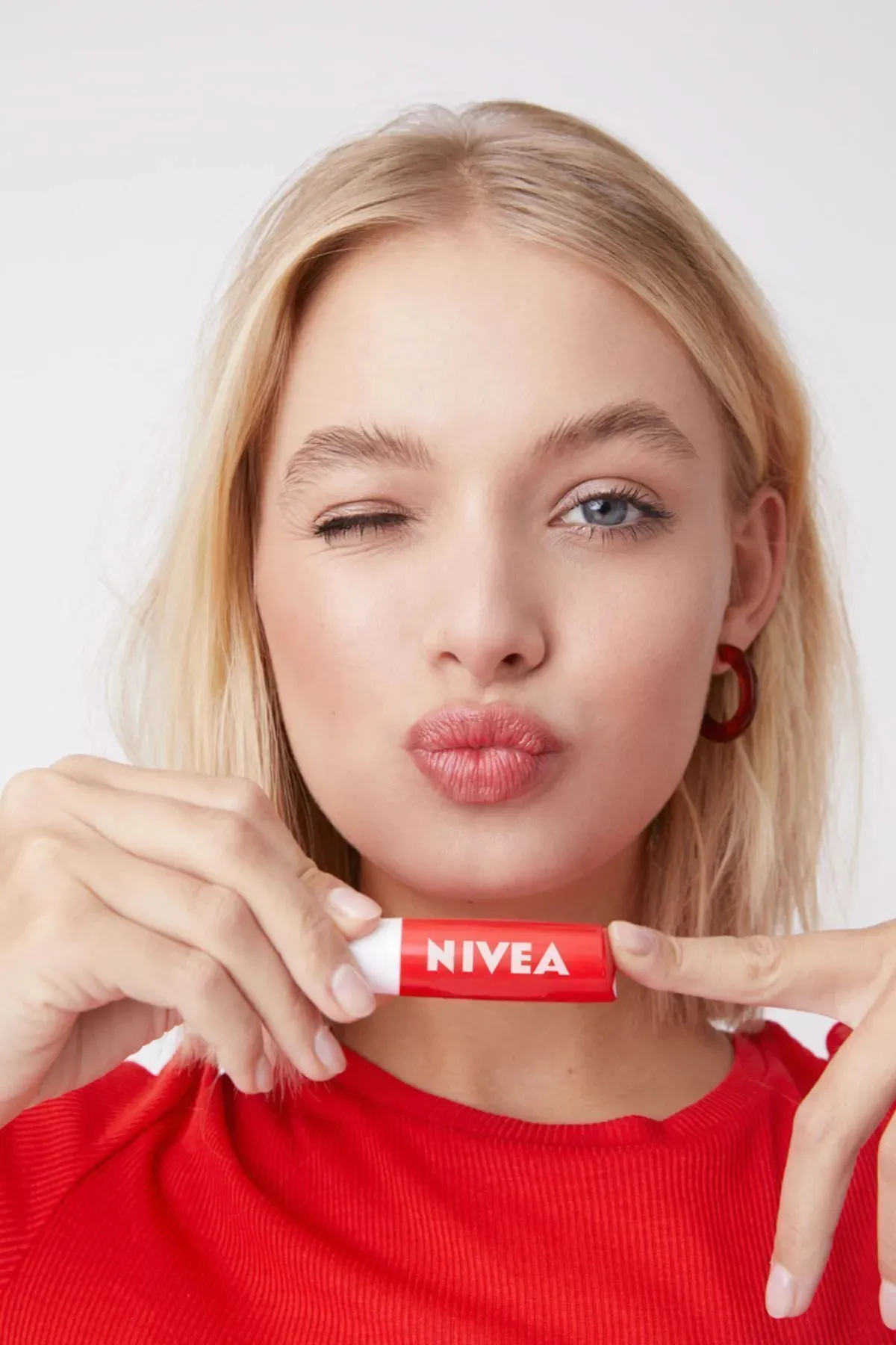 NIVEA Çilek Dudak Bakım Kremi ve Parlatıcısı 4.8 gr