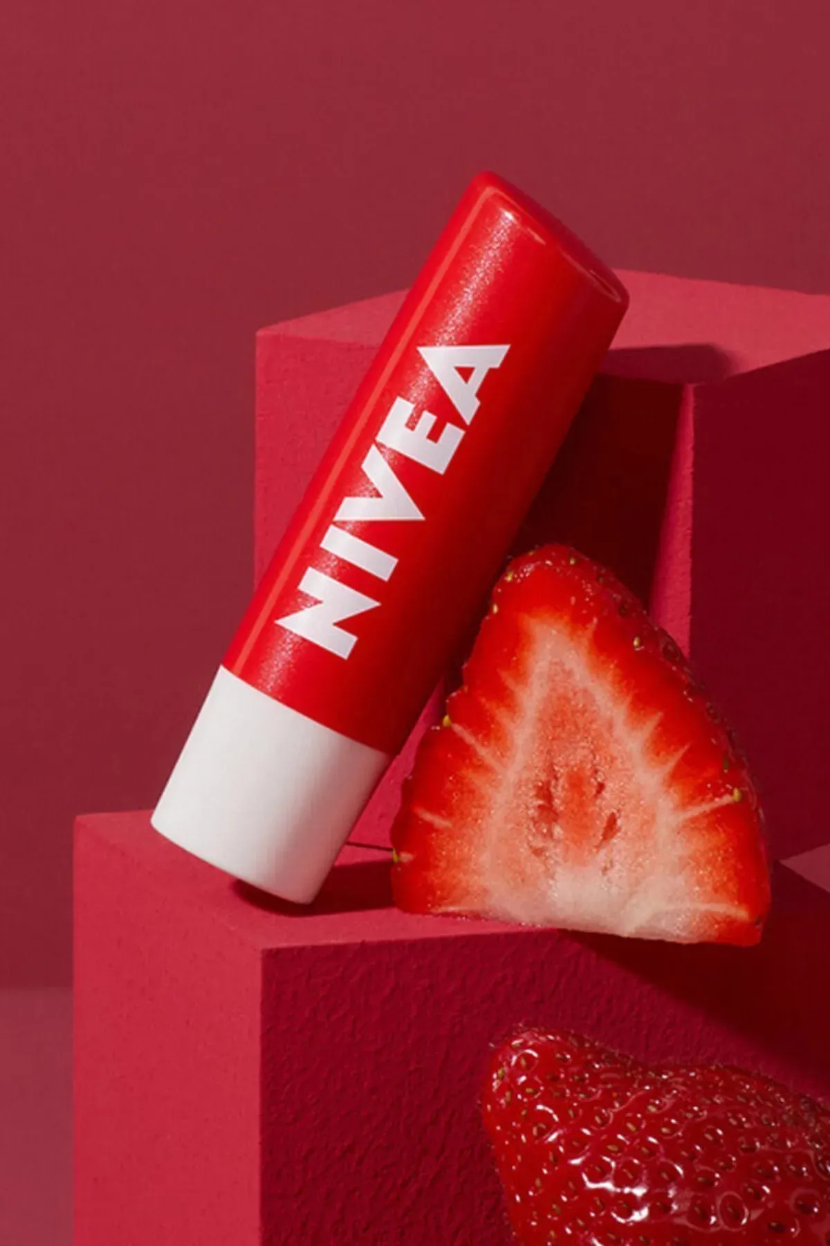 NIVEA Çilek Dudak Bakım Kremi ve Parlatıcısı 4.8 gr