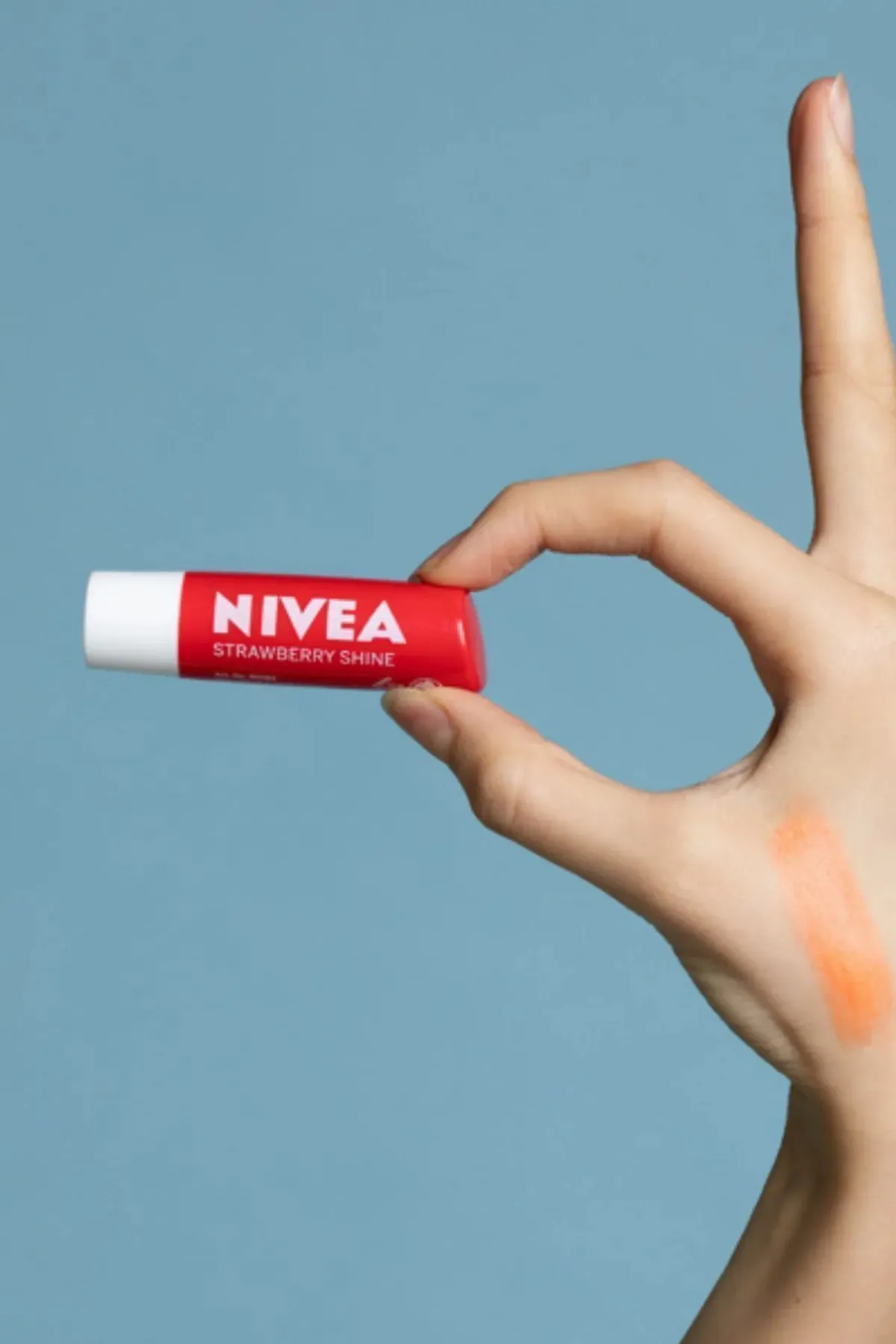 NIVEA Çilek Dudak Bakım Kremi ve Parlatıcısı 4.8 gr