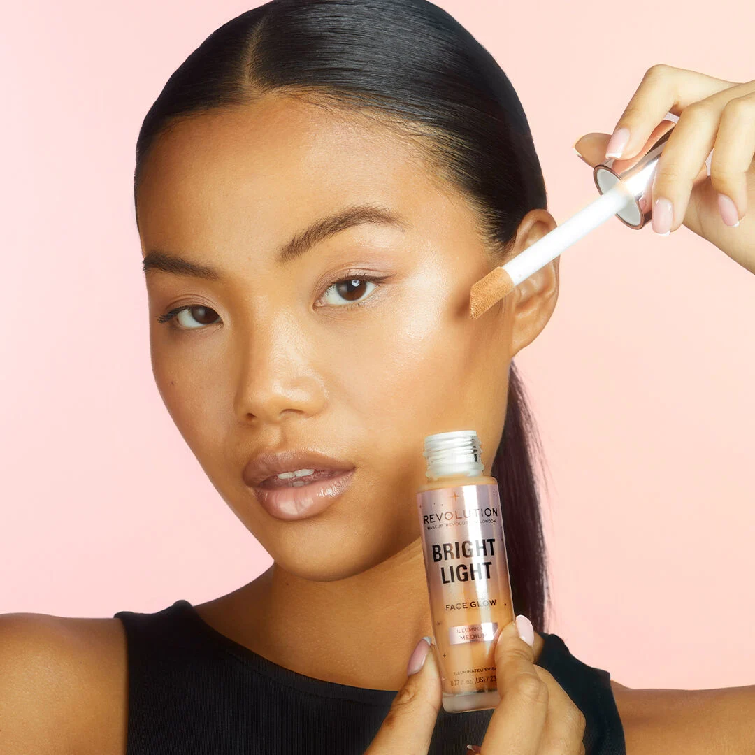 Revolution, Bright Light, Face Glow, 4in1 Işıltılı Fondöten, Illuminate Medium (23 ml)